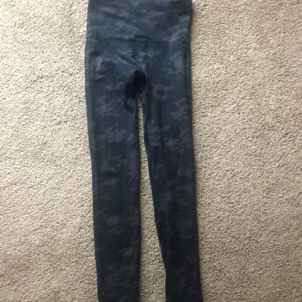 Spanx black camo leggings small